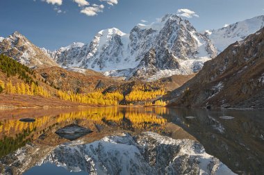 Parlak renkli sarı sonbahar dağ Gölü, Rusya, Sibirya, Altay Dağları, Chuya ridge.