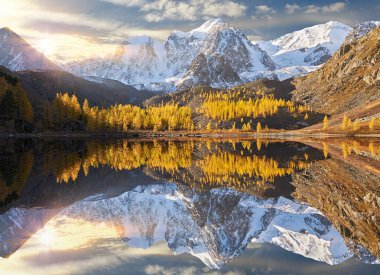 Parlak renkli sarı sonbahar dağ Gölü, Rusya, Sibirya, Altay Dağları, Chuya ridge.