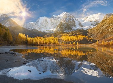 Parlak renkli sarı sonbahar dağ Gölü, Rusya, Sibirya, Altay Dağları, Chuya ridge.