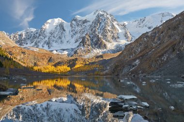 Parlak renkli sarı sonbahar dağ Gölü, Rusya, Sibirya, Altay Dağları, Chuya ridge.