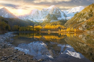 Parlak renkli sarı sonbahar dağ Gölü, Rusya, Sibirya, Altay Dağları, Chuya ridge.
