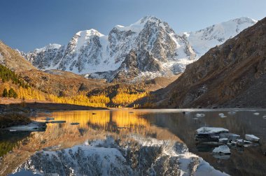 Parlak renkli sarı sonbahar dağ Gölü, Rusya, Sibirya, Altay Dağları, Chuya ridge.