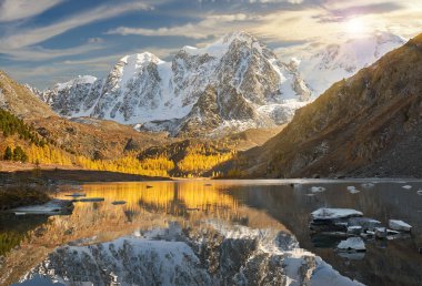 Parlak renkli sarı sonbahar dağ Gölü, Rusya, Sibirya, Altay Dağları, Chuya ridge.