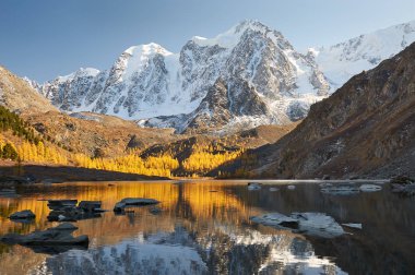 Parlak renkli sarı sonbahar dağ Gölü, Rusya, Sibirya, Altay Dağları, Chuya ridge.