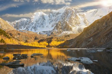 Parlak renkli sarı sonbahar dağ Gölü, Rusya, Sibirya, Altay Dağları, Chuya ridge.