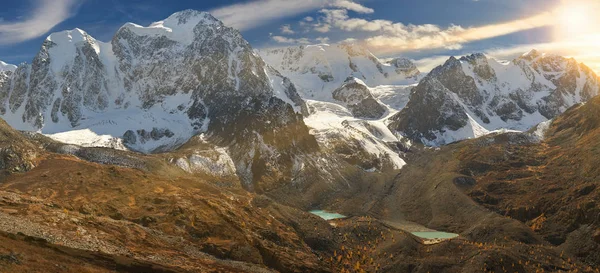 Lacul Muntos Galben Strălucitor Toamnă Rusia Siberia Munții Altai Creasta — Fotografie, imagine de stoc