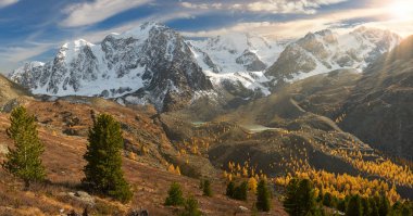 Parlak renkli sarı sonbahar dağ Gölü, Rusya, Sibirya, Altay Dağları, Chuya ridge.