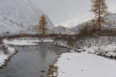 Bulutlu sabah. Kış karla kaplı dağ Gölü, Rusya, Sibirya, Altay Dağları, Chuya ridge.