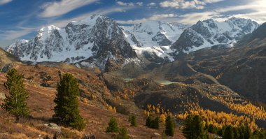 Parlak renkli sarı sonbahar dağ Gölü, Rusya, Sibirya, Altay Dağları, Chuya ridge.
