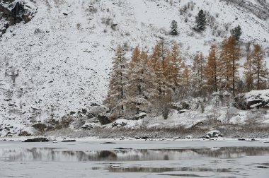 Bulutlu sabah. Kış karla kaplı dağ Gölü, Rusya, Sibirya, Altay Dağları, Chuya ridge.
