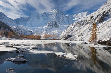 Kış karla kaplı dağ gölü, Rusya, Sibirya, Altay Dağları, Chuya ridge.