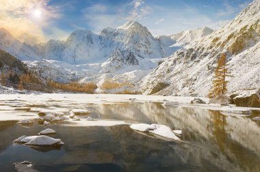 Kış karla kaplı dağ gölü, Rusya, Sibirya, Altay Dağları, Chuya ridge.