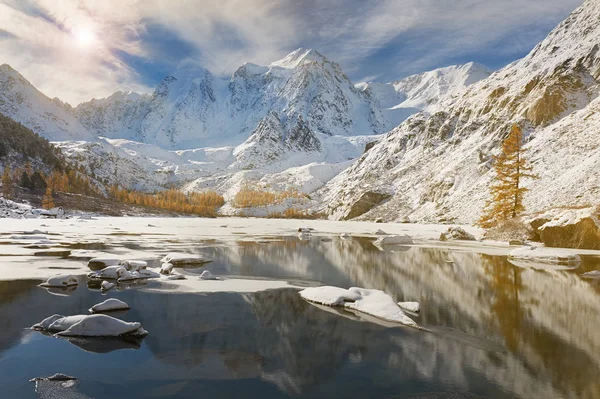 Schneebedeckter Winter Bergsee Russland Sibirien Altai Gebirge Chuya Kamm — Stockfoto