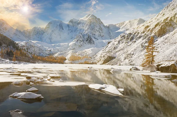 Zimní Zasněžené Horské Jezero Rusko Sibiř Altaj Chuya Hřbet — Stock fotografie