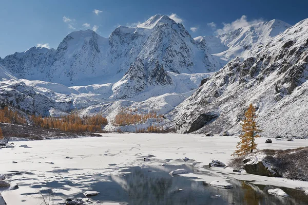 Lago Montaña Cubierto Nieve Rusia Siberia Montañas Altai Cresta Chuya — Foto de Stock