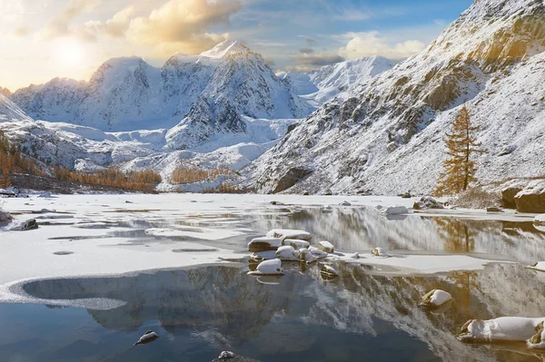 Lac Montagne Enneigé Hiver Russie Sibérie Montagnes Altaï Chuya Crête — Photo