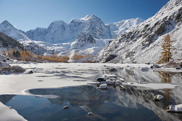 Lago Montagna Invernale Coperto Neve Russia Siberia Montagne Altai Cresta — Foto Stock