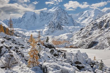 Kış karla kaplı dağ gölü, Rusya, Sibirya, Altay Dağları, Chuya ridge.