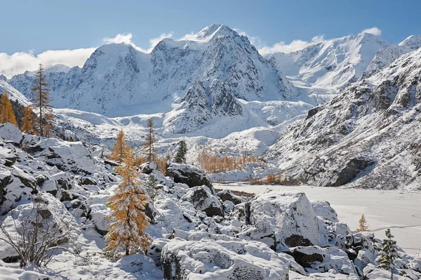 Schneebedeckter Winter Bergsee Russland Sibirien Altai Gebirge Chuya Kamm — Stockfoto