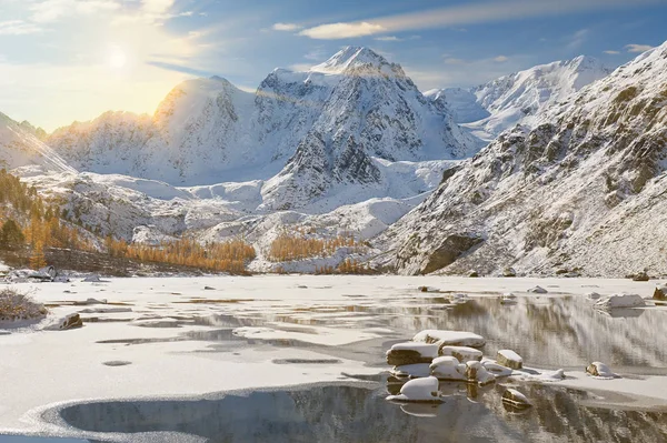 Lago Montagna Invernale Coperto Neve Russia Siberia Montagne Altai Cresta — Foto Stock