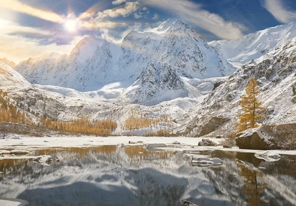 Altaiden vuoret — kuvapankkivalokuva