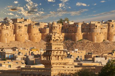 Gadi Sagar tapınak Gadisar Gölü Jaisalmer, Hindistan.