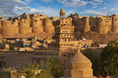 Gadi Sagar tapınak Gadisar Gölü Jaisalmer, Hindistan.