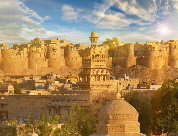 Templo de Gadi Sagar en el lago Gadisar Jaisalmer, India . — Foto de Stock