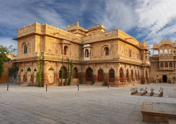 Gadi sagar tempel am gadisar see jaisalmer, indien. — Stockfoto