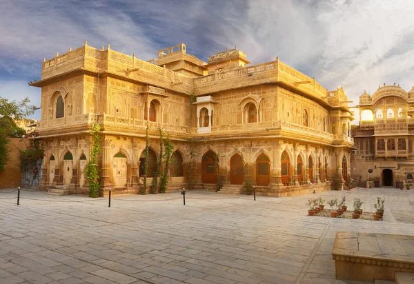 Gadi Sagar temple on Gadisar lake Jaisalmer, India. — Stock Photo, Image