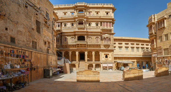 Gadi Sagar templo em Gadisar lago Jaisalmer, Índia . — Fotografia de Stock