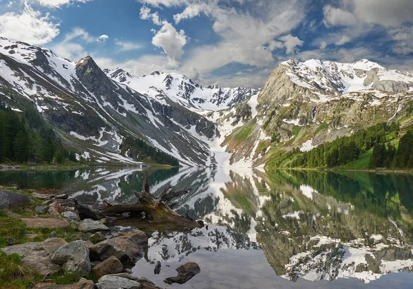 Άνω Multinskoe Ορεινή Λίμνη Νωρίς Πρωί Βουνά Την Ανοιξιάτικη Ηλιόλουστη — Φωτογραφία Αρχείου