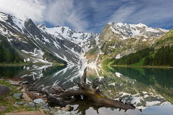 Górne Multinskoe Górskie Jezioro Godzinach Porannych Góry Wiosenny Słoneczny Dzień — Zdjęcie stockowe
