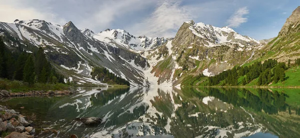 Lago Montaña Multinskoe Superior Por Mañana Temprano Montañas Día Soleado —  Fotos de Stock