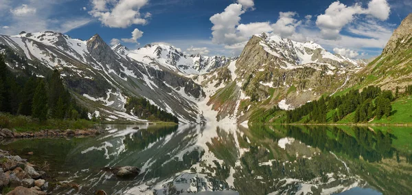 Górne Multinskoe Górskie Jezioro Godzinach Porannych Góry Wiosenny Słoneczny Dzień — Zdjęcie stockowe