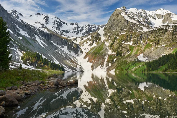 Άνω Multinskoe Ορεινή Λίμνη Νωρίς Πρωί Βουνά Την Ανοιξιάτικη Ηλιόλουστη — Φωτογραφία Αρχείου