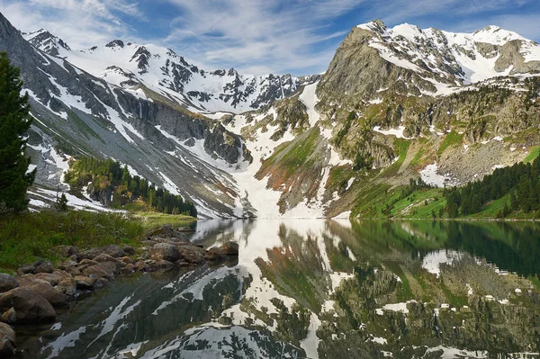 Alto Multinskoe Montanha Lago Início Manhã Montanhas Num Dia Ensolarado — Fotografia de Stock