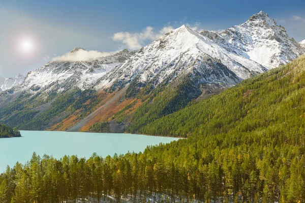阳光灿烂的一天 俄罗斯西西伯利亚山地景观以湖泊和森林为前景 — 图库照片