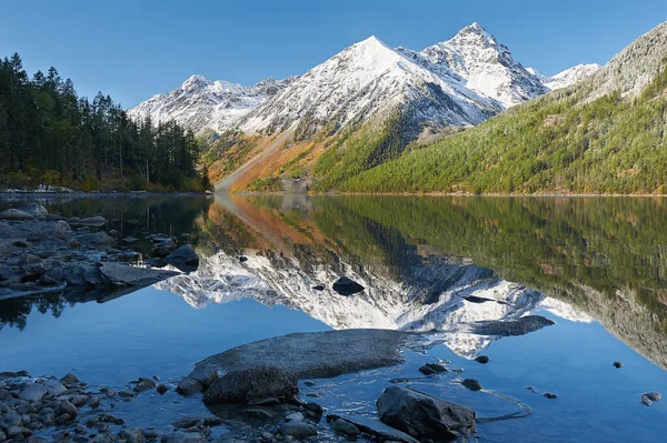 Dia Ensolarado Montanha Lago Rússia Sibéria Ocidental Montanha Paisagem Com — Fotografia de Stock