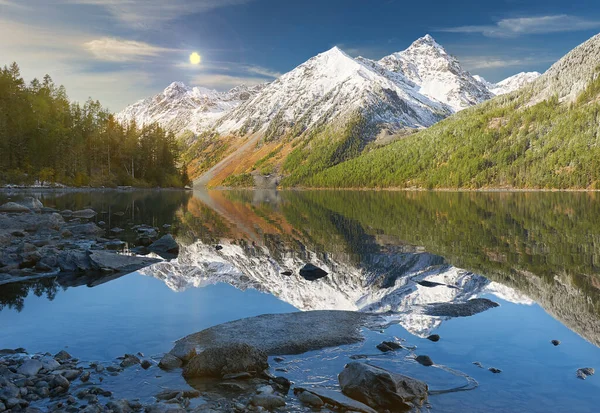 Día Soleado Brillante Lago Montaña Rusia Siberia Occidental Paisaje Montaña —  Fotos de Stock