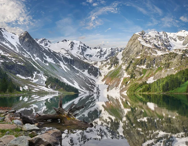 Άνω Multinskoe Ορεινή Λίμνη Νωρίς Πρωί Βουνά Την Ανοιξιάτικη Ηλιόλουστη Royalty Free Φωτογραφίες Αρχείου