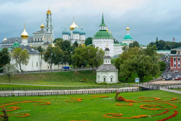 Sergiev Posad 2018.Sergiev Posad, Sergiev Posad tapınaklar mimarisi. güzel altın ile bir kilise kubbeleri.