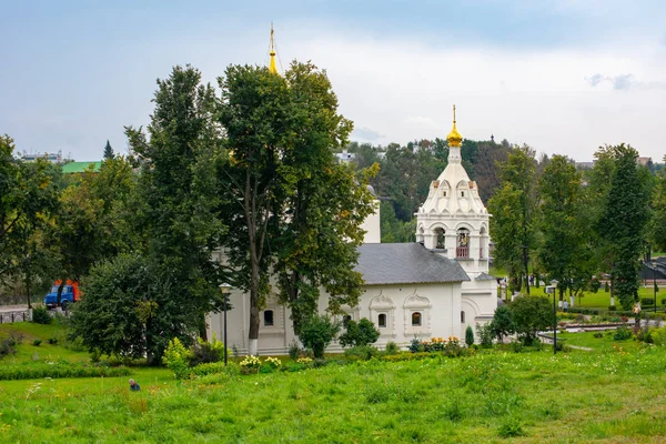 Arquitetura Sergiev Posad 2018 Uma Igreja Com Belas Cúpulas Ouro — Fotografia de Stock