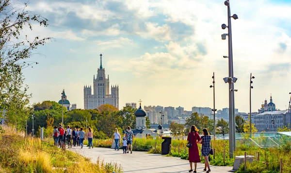 Şehir Moskova. Zaryadye Park, gökdelen üzerinde Kotelnicheskaya embankment.22.09.2018