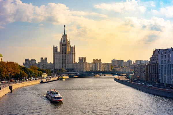 Şehir Moskova. Gökdelen Kotelnicheskaya dolgu üzerinde. Moskova river.22.09.2018