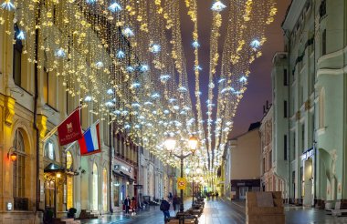 Moskova şehri. Kuznetsky Most Sokağı gece manzarası. Rusya. 2019