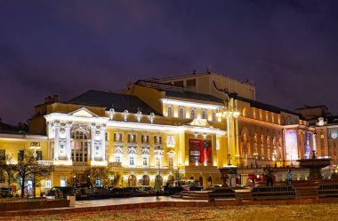Şehir Moskova . Rus akademik gençlik tiyatrosunun gece manzarası, Tiyatro meydanı. Rusya.2019