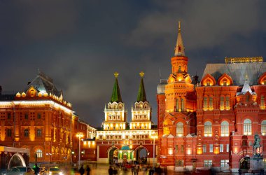Şehir Moskova . Manezhnaya meydanı Moskova, Devlet tarih müzesi. Chapel Iveron Simgesi Anne.Night şehir görünümü. Rusya.2019