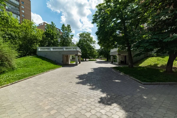 Şehir Moskova . Ukrayna Bulvarı, güzel Moskova caddesi. Rusya.2019