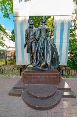 Şehir Moskova Alexander Puşkin ve Natalia Goncharova Anıtı görünümü, Arbat sokak,. Rusya.2019